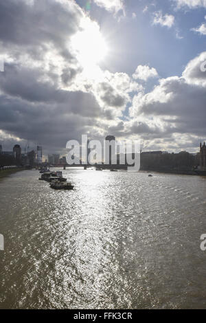 Westminster, London, UK. 15. Februar 2016. UK-Wetter: London Wintersonne über die Themse in Westminster © Matthew Chattle Stockfoto