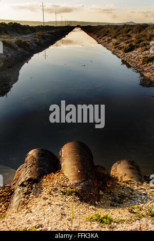 Detail der Rohre, die Wasser und Flüssigkeiten in einem Fluss zu entladen. Stockfoto