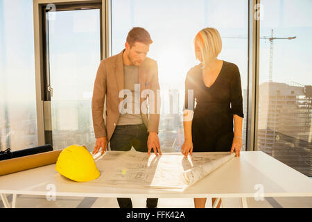 Architekten im Amt prüft Blaupause Stockfoto