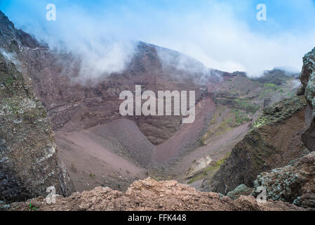 Vesuv Krater, Blick vom Rand des Vulkankraters auf den Gipfel des Vesuv, Neapel, Italien. Stockfoto