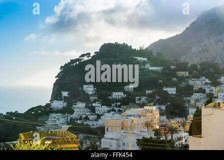 Capri Italien, Blick im Sommer auf Villen auf einem steilen Hügel auf der Insel Capri, Italien. Stockfoto