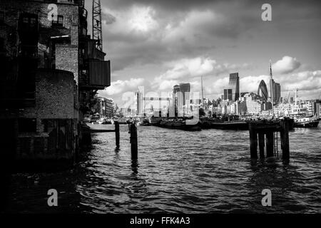 Schwarze und weiße London: die Themse und die Stadt London von Bermondsey Wand West gesehen. Stockfoto