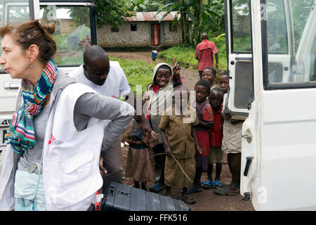 Virunga-Nationalpark, auf der Straße zwischen Goma und Rutshuru, Provinz Nord-Kivu, demokratische Republik Kongo, demokratische Republik Kongo, Zentral-Afrika. Stockfoto