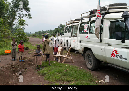 Virunga-Nationalpark, auf der Straße zwischen Goma und Rutshuru, Provinz Nord-Kivu, demokratische Republik Kongo, demokratische Republik Kongo, Zentral-Afrika. Stockfoto