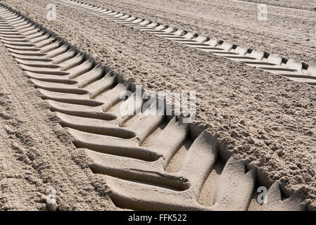 Reifenspuren im Sand, sandigen Strand Domburg, Nordseeküste, Zeeland, Niederlande Stockfoto