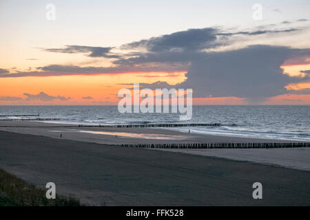 Sonnenuntergang, sandigen Strand Buhne, Westkapelle in der Nähe von Domburg, Nordseeküste, Zeeland, Niederlande Stockfoto