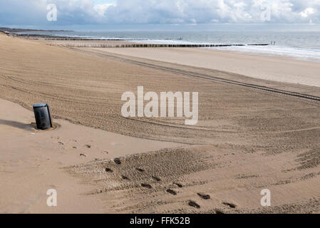 Fußspuren im Sand, Westkapelle in der Nähe von Domburg, Nordseeküste, Zeeland, Niederlande Stockfoto