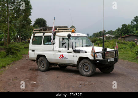 Virunga-Nationalpark, auf der Straße zwischen Goma und Rutshuru, Provinz Nord-Kivu, demokratische Republik Kongo, demokratische Republik Kongo, Zentral-Afrika. Stockfoto