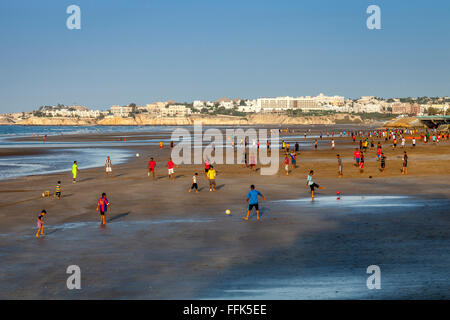 Omanische jungen Fußball spielen, am Strand von Muscat, Sultanat von Oman Stockfoto