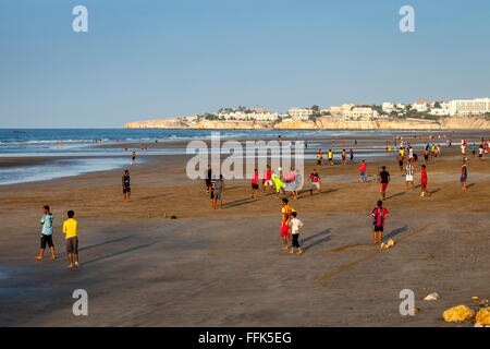 Omanische jungen Fußball spielen, am Strand von Muscat, Sultanat von Oman Stockfoto