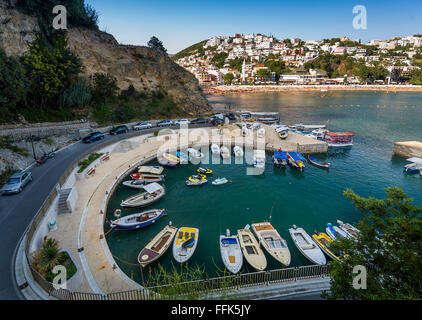 Kleines Fischerdorf Boote Marina. Ulcinj, Montenegro. Stockfoto