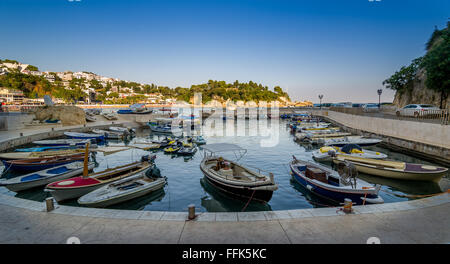 Boote Angelsteg am ruhigen Sommerabend Stockfoto