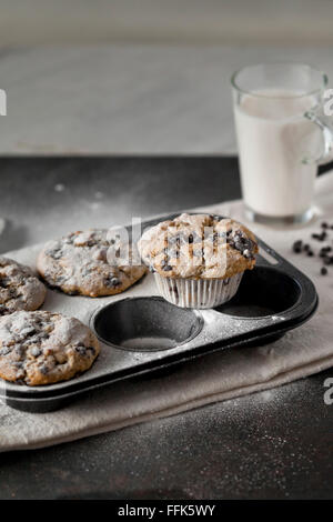 Frisch gebackene Banane Schokolade Chip vegane Muffins und ein Glas Mandelmilch Stockfoto