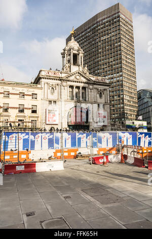 Gebäude Entwicklung arbeitet außerhalb Victoria Palace Theatre an der Victoria Station in London, Großbritannien Stockfoto