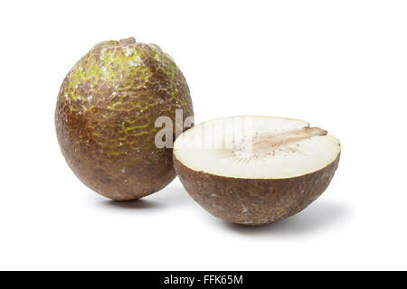 Ganze und halbe Brotfrucht auf weißem Hintergrund Stockfoto