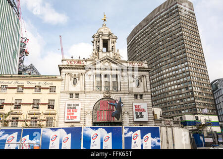 Gebäude Entwicklung arbeitet außerhalb Victoria Palace Theatre an der Victoria Station in London, Großbritannien Stockfoto