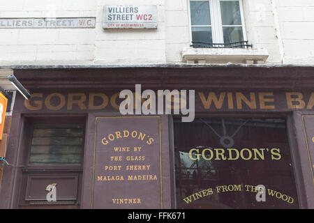 Gordon's Wine Bar in Villiers Street WC2 Stockfoto