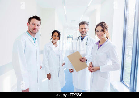 Arzt und medizinisches Team im Krankenhausflur Stockfoto