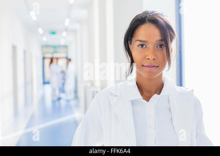 Porträt der Ärztin im Krankenhausflur Stockfoto