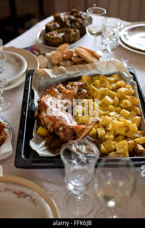 Gebratenes Lamm und Kartoffeln auf ein Backblech serviert mittags Stockfoto