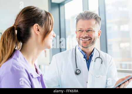 Arzt und Krankenschwester mit digital-Tablette im Krankenhaus Stockfoto