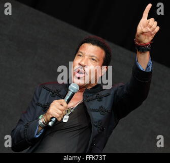 Glastonbury Festival, 28. Juni 2015, UK. Lionel Richie führt live auf der Bühne der Pyramide am Finaltag von Glastonbury Stockfoto