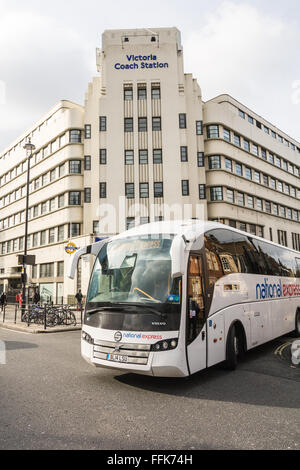 Das Äußere des Victoria Coach Station im Zentrum von London mit dem National Express Bus Abfahrt Stockfoto