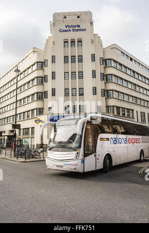 Ein Bus des National Express verlässt den Busbahnhof Victoria Coach Station in Victoria, im Zentrum von London, England, Großbritannien Stockfoto