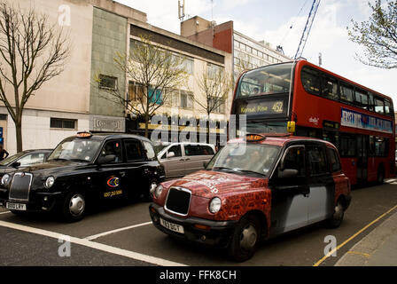 Rote Doppeldecker Bus und traditionellen Londoner Taxis in Kensington Church Street, London, Vereinigtes Königreich Stockfoto