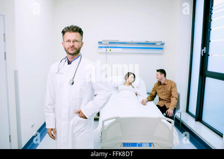 Arzt mit Patienten im Krankenzimmer des Krankenhauses Stockfoto