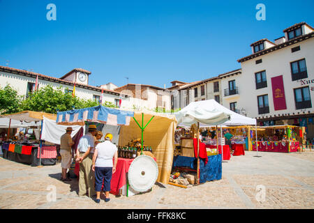 Mittelalterliche Flohmarkt am Hauptplatz während Cherry Festival. Covarrubias, Burgos Provinz Kastilien-Leon, Spanien. Stockfoto
