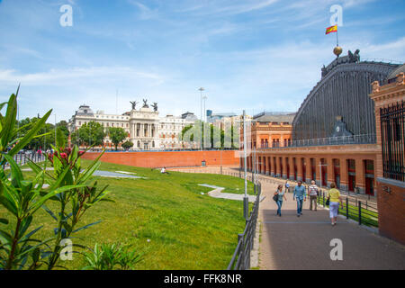 Puerta de Atocha-Bahnhof und Department of Agriculture. Madrid, Spanien. Stockfoto