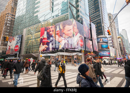 Ein Winter unter dem Motto Coca-Cola Plakat dominiert eine Kreuzung der Times Square in New York auf Dienstag, 9. Februar 2016. Vierten Quartal Gewinne für Coca-Cola stieg trotz Umsatzrückgang Diet Coke. Weltweit stieg als Verbraucher für gesündere Alternativen zu Soda erreicht. (© Richard B. Levine) Stockfoto