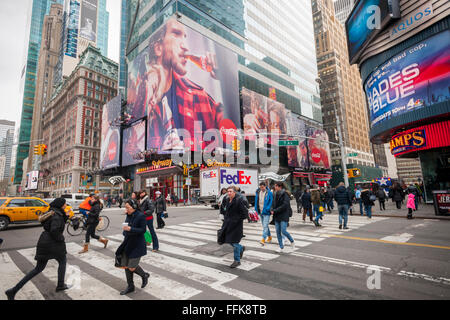 Ein Winter unter dem Motto Coca-Cola Plakat dominiert eine Kreuzung der Times Square in New York auf Dienstag, 9. Februar 2016. Vierten Quartal Gewinne für Coca-Cola stieg trotz Umsatzrückgang Diet Coke. Weltweit stieg als Verbraucher für gesündere Alternativen zu Soda erreicht. (© Richard B. Levine) Stockfoto
