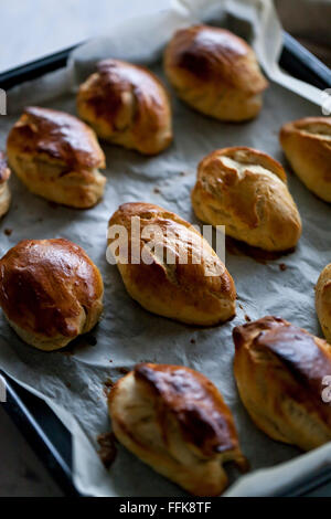 Frisch gebackene Butter-Brötchen auf ein Backblech Stockfoto