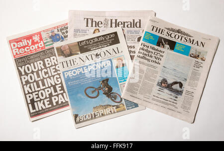 Eine Auswahl von einigen der schottischen Zeitungen, darunter The Scotsman, The Daily Record, The Herald und The National Stockfoto