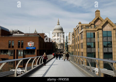 Menschen, die zu Fuß über die Millennium Bridge in Richtung St Pauls Cathedral, London, England, UK Stockfoto