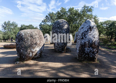 Die Cromlech von Almendres Megalith-Anlage oder Almendres Cromlech, ist eine Gruppe von strukturierten Menhire in der Nähe von Evora Stockfoto