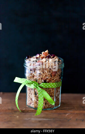 Mandeln und Cranberries hausgemachtem Müsli im Weckglas Stockfoto