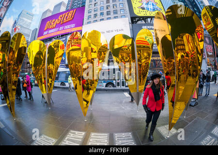 Besucher sehen ihre Reflexionen in 'Heart of Hearts", die Gewinner des Times Square Valentine Herzdesign auf dem Times Square in New York am Dienstag, 9. Februar 2016. Die Skulptur von Kollektiv-LOK erzeugt einen goldenen kaleidoskopischen Raum, der spiegelt die Kakophonie und visuelle Stimulation, die zieht so viele Besucher zum Times Square. Die Skulptur wird bis März 6 zu sehen. (© Richard B. Levine) Stockfoto