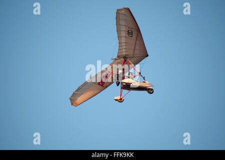 LAVINIO, Italien - 10. Juli 2010: unbekannter Mann auf seinem Gleitschirm fliegen Stockfoto