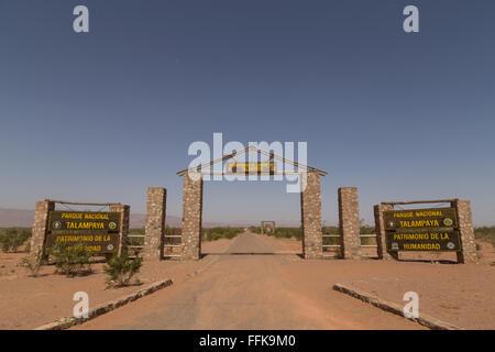 Eingang zum Talampaya National Park im Nordwesten Argentiniens Stockfoto