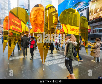 Besucher sehen ihre Reflexionen in 'Heart of Hearts", die Gewinner des Times Square Valentine Herzdesign auf dem Times Square in New York am Dienstag, 9. Februar 2016. Die Skulptur von Kollektiv-LOK erzeugt einen goldenen kaleidoskopischen Raum, der spiegelt die Kakophonie und visuelle Stimulation, die zieht so viele Besucher zum Times Square. Die Skulptur wird bis März 6 zu sehen. (© Richard B. Levine) Stockfoto