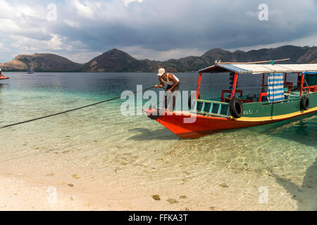 Ausflug Schiff auf den Strand von Kelor Insel am Rande des Komodo Nationalparks, Nusa Tenggara, Indonesien Stockfoto