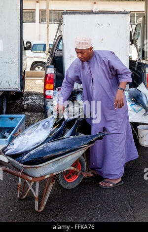 Frischer Fisch auf Fisch Markt, Muttrah, Muscat, Sultanat von Oman entladen wird Stockfoto