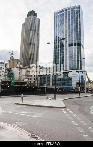 Allgegenwärtige Konstruktion und Destruktion in der City of London als neue Entwicklungen sprießen vor Gebäude 42 in London Stockfoto