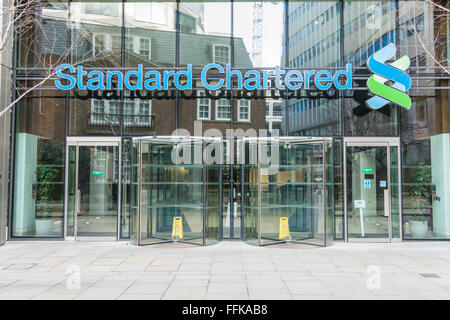 Außenansicht des Hauptsitz der Standard Chartered Bank auf Basinghall Street in London, England, Großbritannien Stockfoto