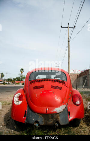 Mexiko. Rückansicht des klassischen roten VW Käfer Stockfoto