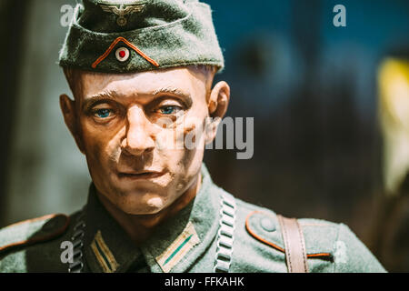 Die Ausstellung im belarussischen Museum des großen Vaterländischen Krieg - deutsche Soldaten von Feldgendarmerie steht Wache. Minsk, Belar Stockfoto