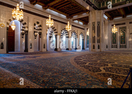 Das große Gebet Teppich innen die Sultan Qaboos Grand Mosque, Muscat, Sultanat von Oman Stockfoto